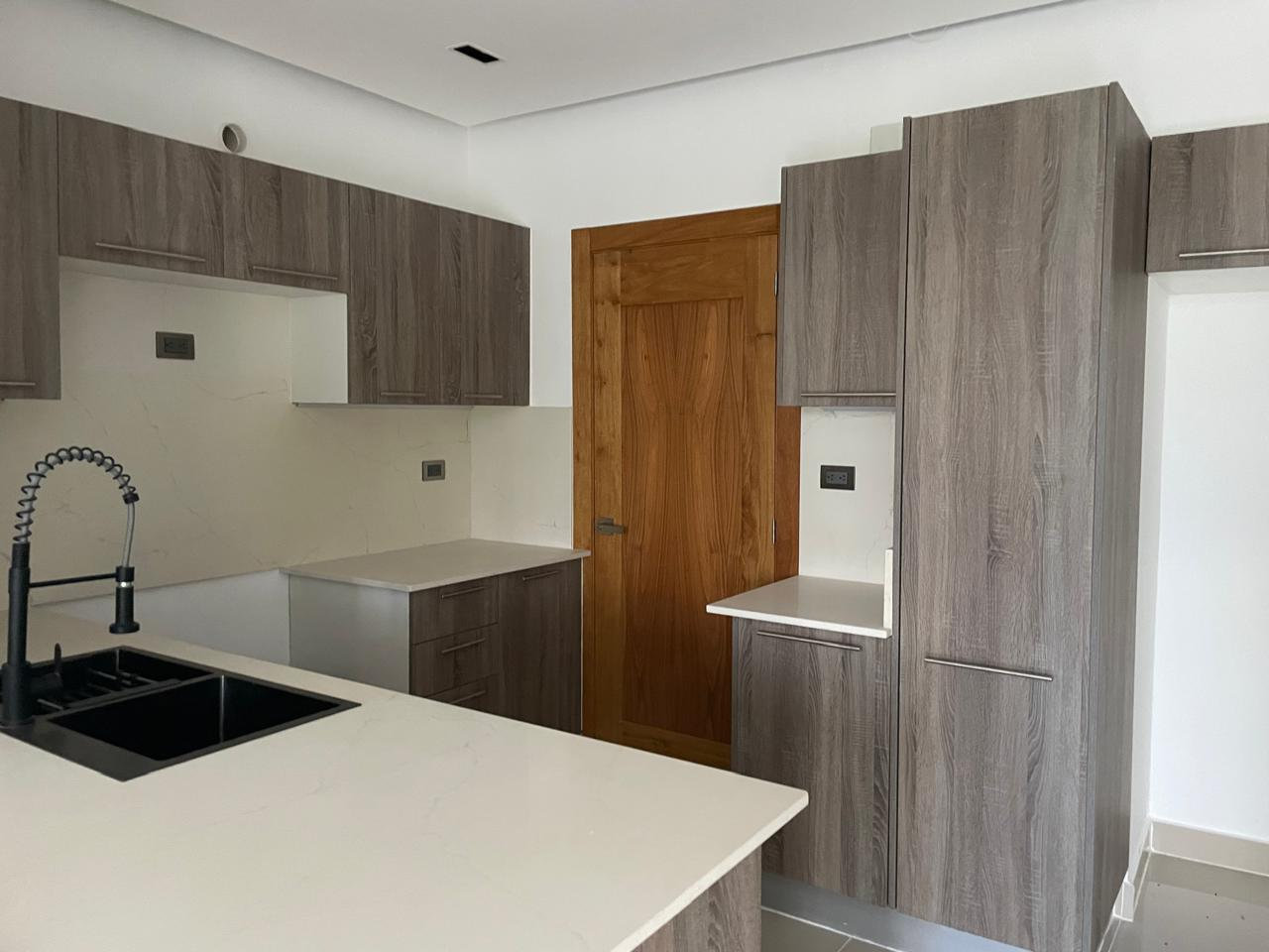 dec5043b-4cbe-4580-b21a-54f542409007